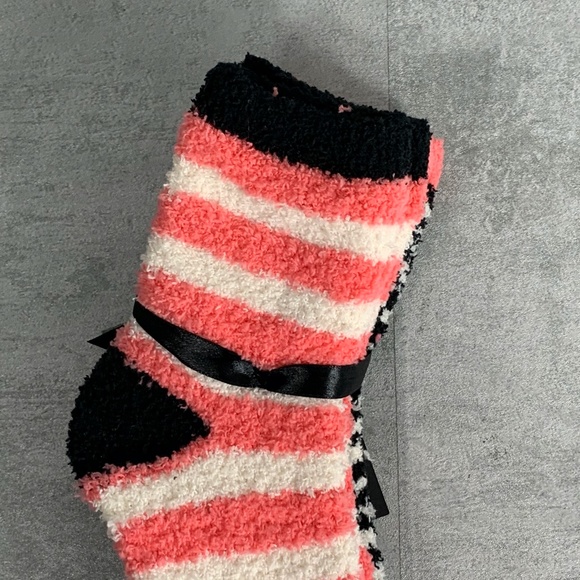 3/$20 Free Press 2 Pair Fuzzy Socks SZ 6-10.5 - Picture 7 of 8